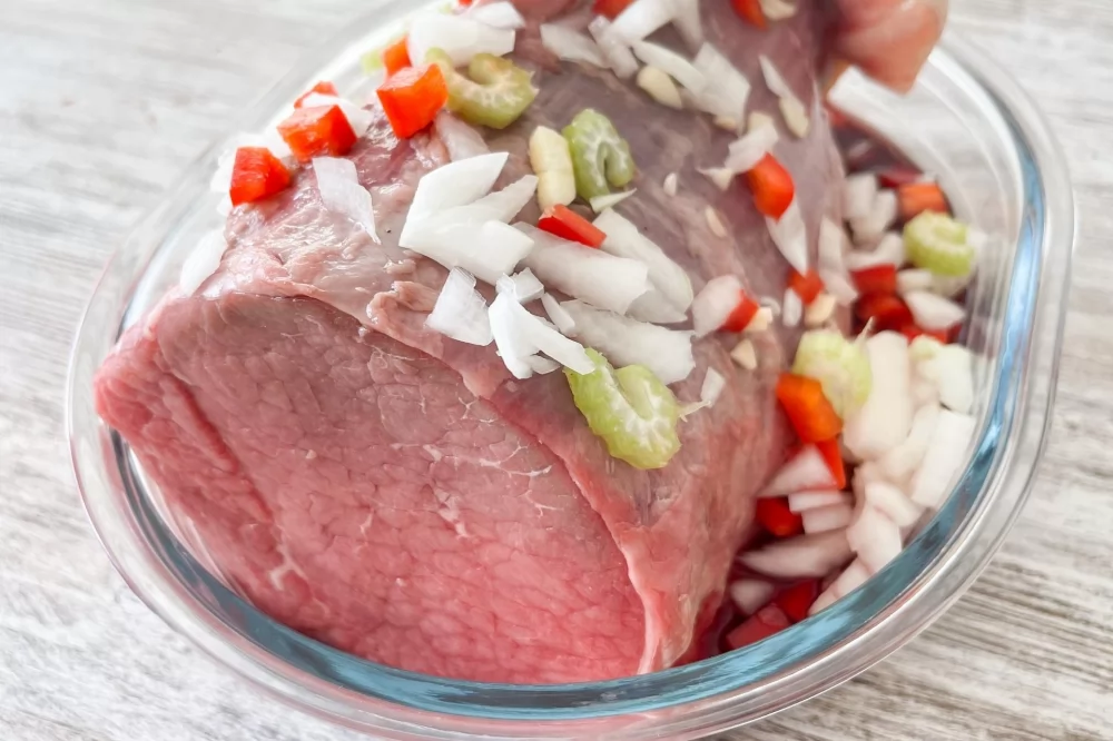 Marinar la carne de ternera con verduras y vino tinto Don Jose Onofre
