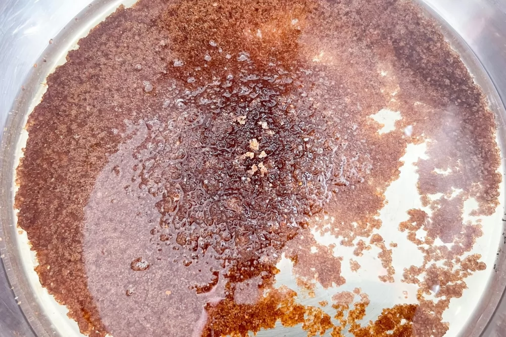 Caramelizar el papelón o azúcar moreno en aceite de oliva