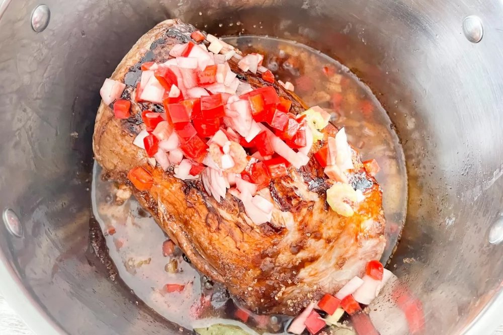 Dorar la carne marinada y sofreír las hortalizas