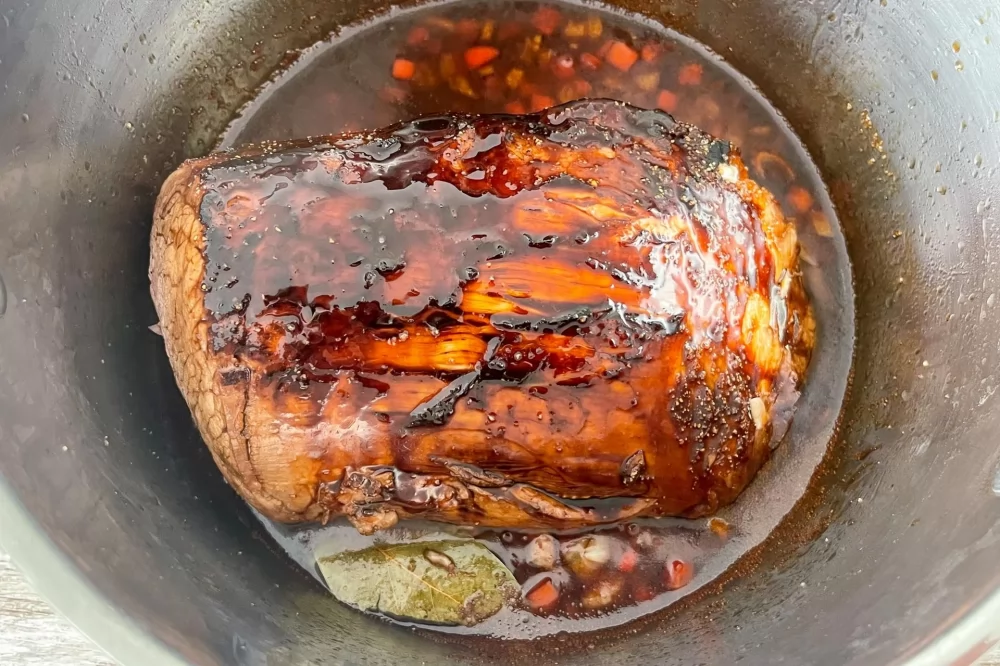 Cocinar el asado negro durante 3 horas a fuego suave