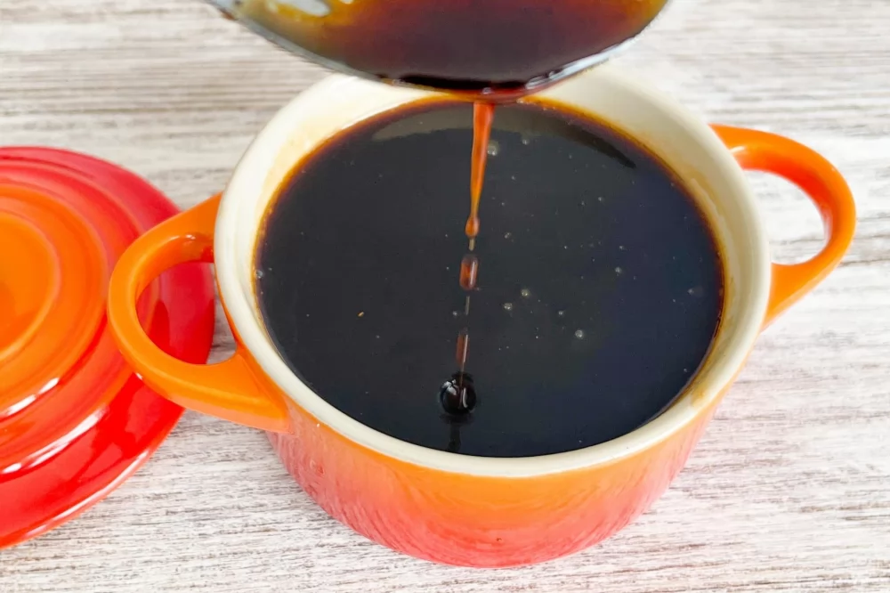 Colar y reducir la salsa hasta conseguir textura de jarabe negro