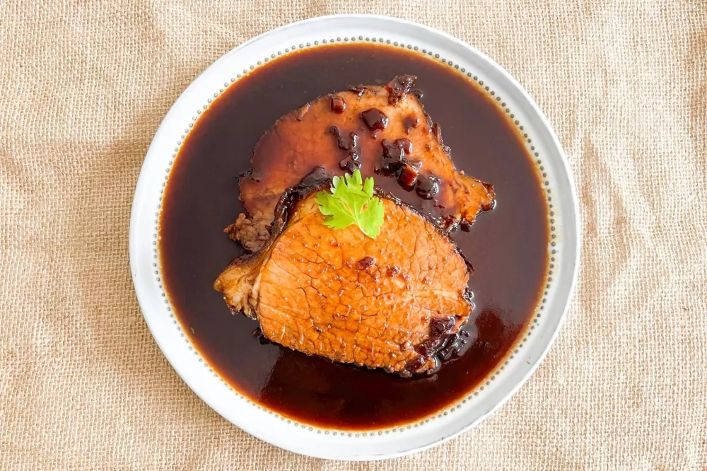 Asado negro venezolano servido con arroz blanco y cilantro