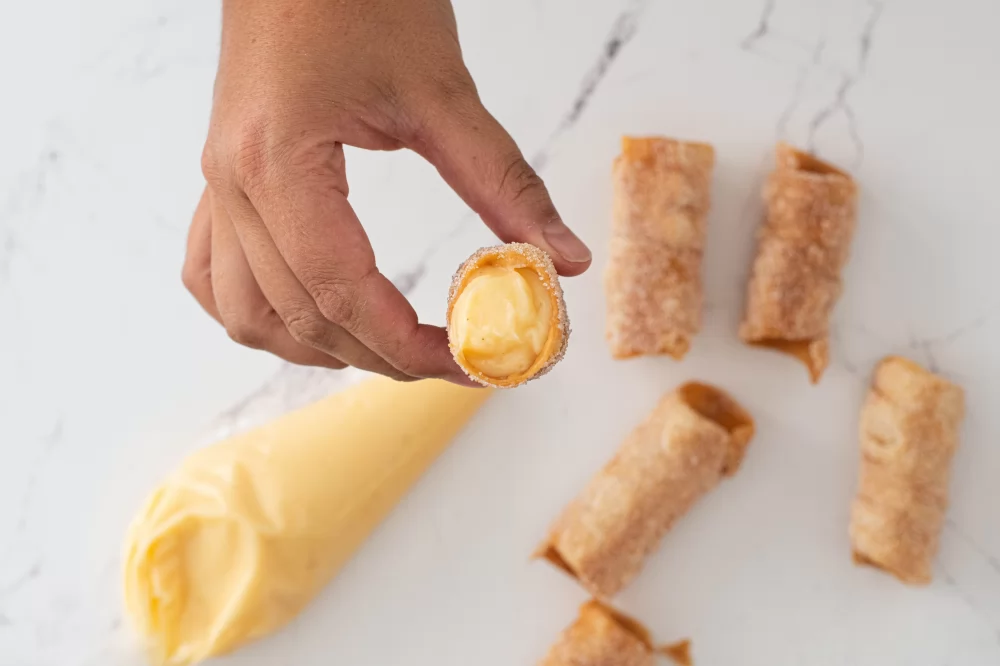 Cañas de crema terminadas rellenas con crema pastelera