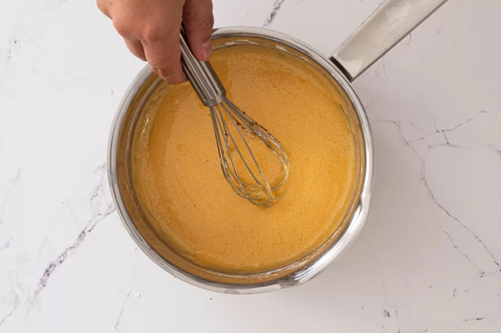 Mezclar ingredientes para la crema pastelera