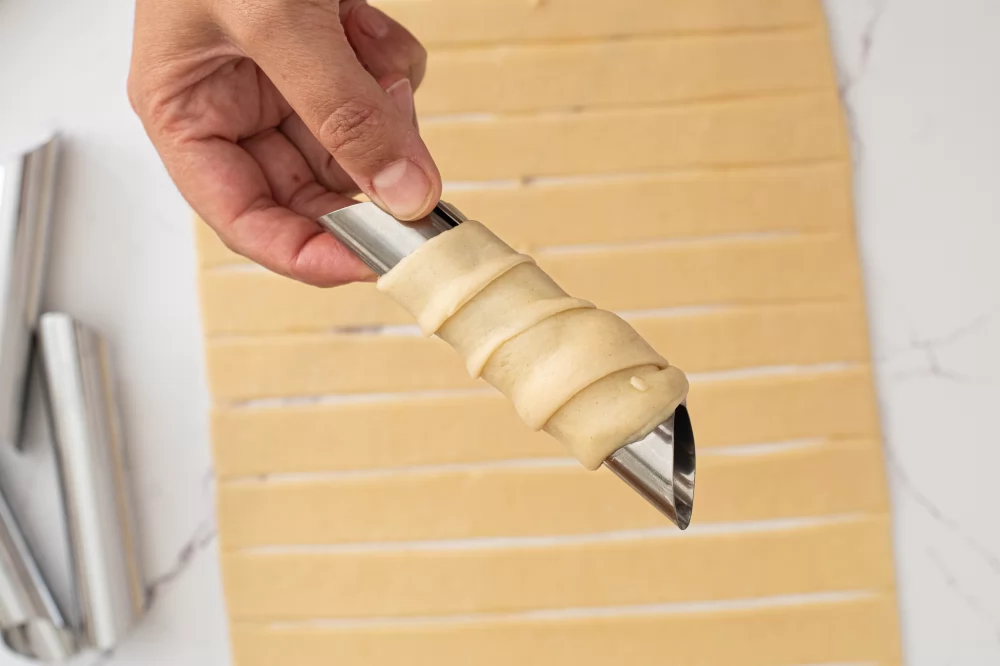 Envolver las tiras de masa en canutillos metálicos