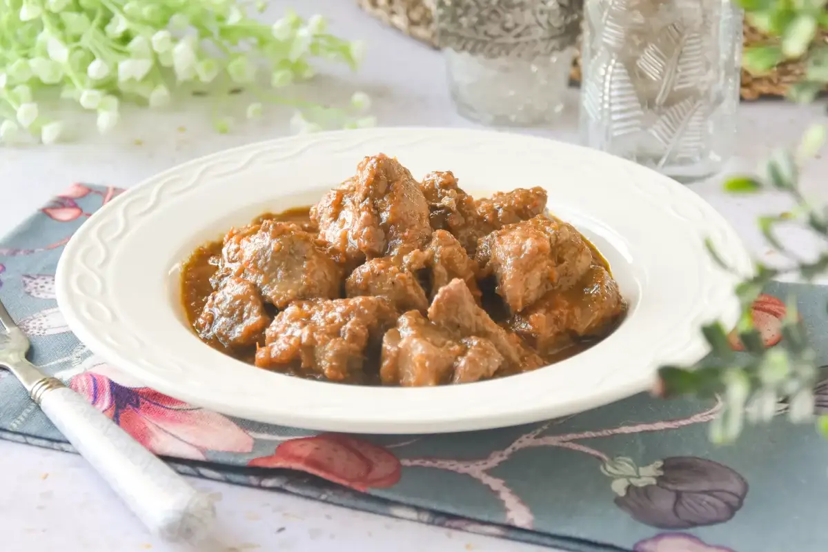 Carne de cerdo en salsa de vino