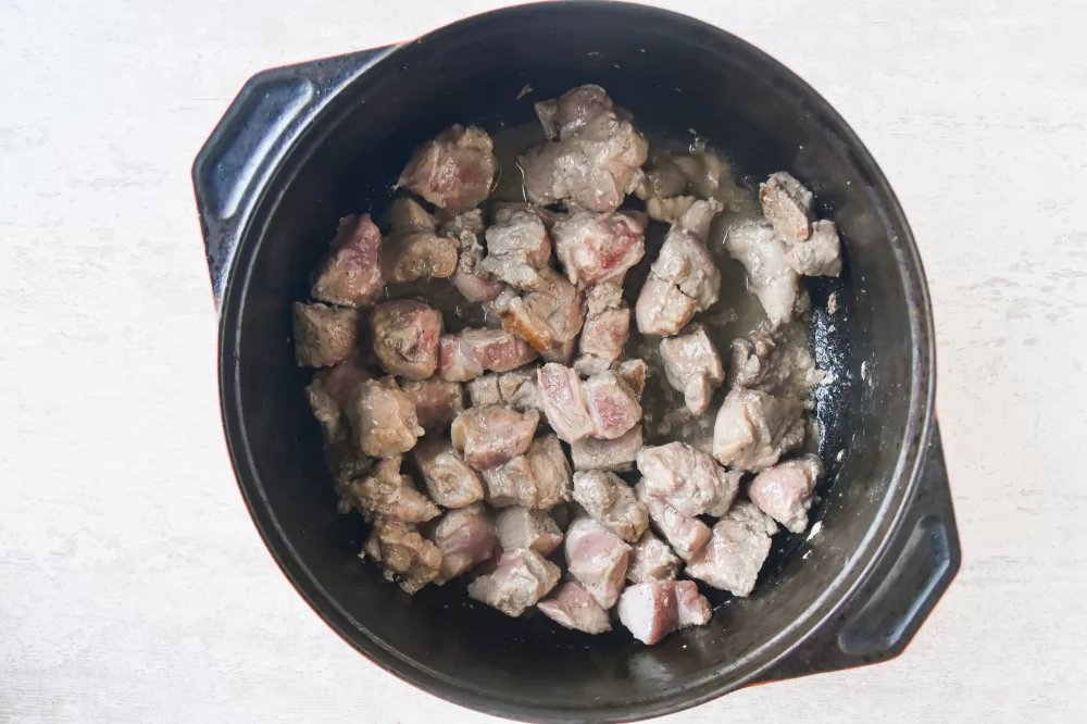 Dorar la carne de cerdo salpimentada en aceite de oliva