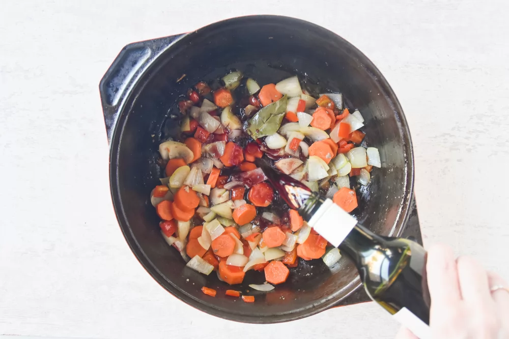 Reducir el vino tinto Don Jose Onofre con las verduras sofritas