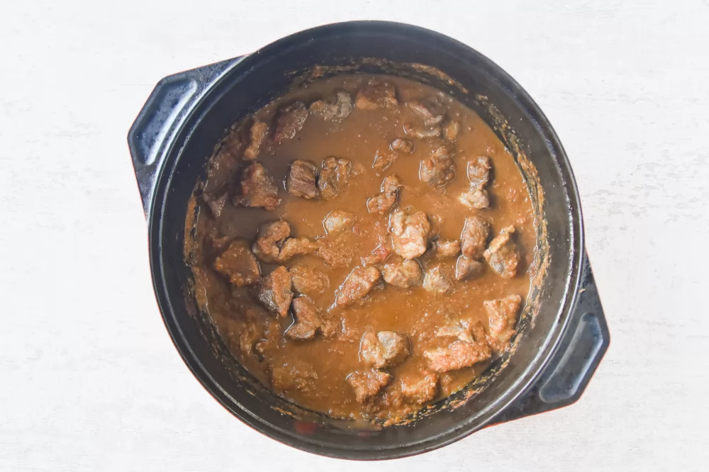 Cocinar la carne en la salsa hasta que esté tierna