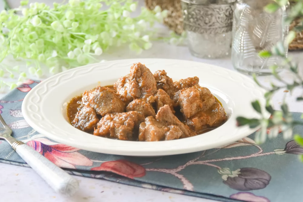 Carne de cerdo en salsa de vino lista para servir
