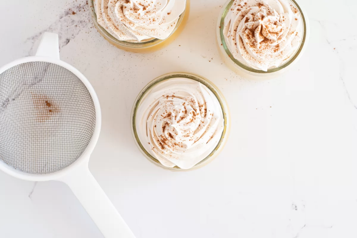 Suspiro limeño terminado con merengue y canela